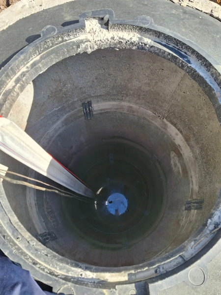 Насос и труба в колодце, вид сверху